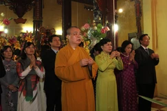 Phu nhân Chủ tịch nước dâng hương tại chùa Quán Sứ